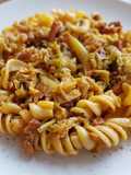 Fusilli con col y bacon
