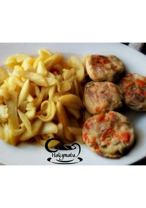 A picture of Egg muffins served with chips.