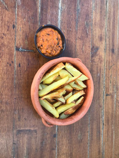 Una foto de Papas al horno con salsa picante