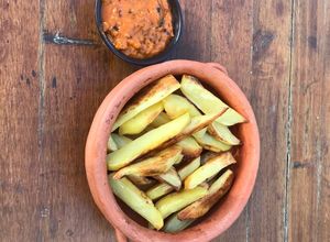 Una foto de Papas al horno con salsa picante