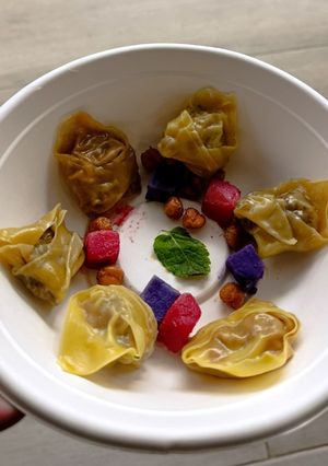 Una foto de Escudella Wonton: Fusión Catalana y China