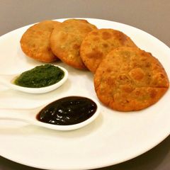 A picture of Khasta matar kachori.