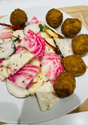 Une photo de Salade d’hiver accompagnée de falafels 🌸