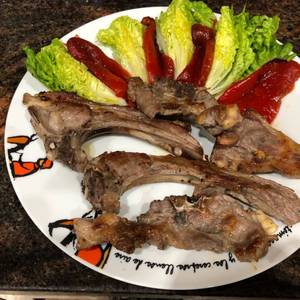 Chuletas de cordero con cogollos de Tudela y pimientos asados