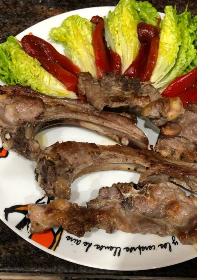 Una foto de Chuletas de cordero con cogollos de Tudela y pimientos asados