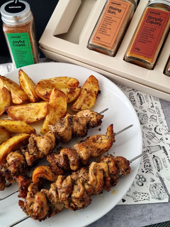 Una foto de Brochetas de pollo y patatas {en freidora de aire}