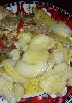 Una foto de Pollo condimentado con papas