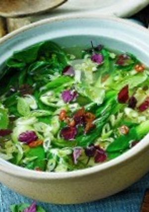 A picture of Asian vegetable broth.