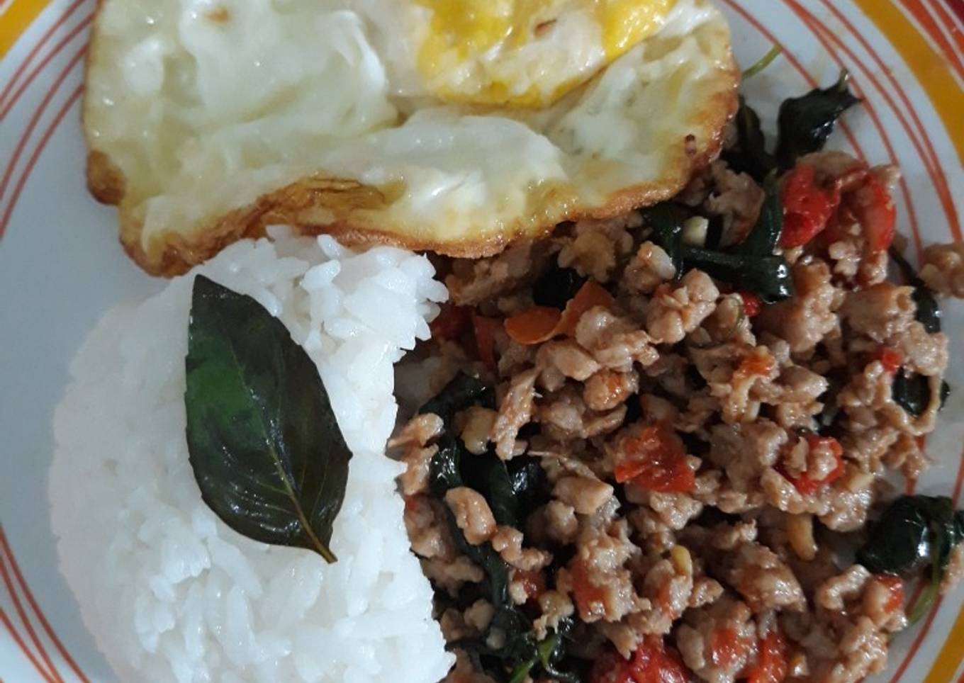 Kao Pad Gaprao Gai Kai Dao (Ayam Thai Basil dan Telur)