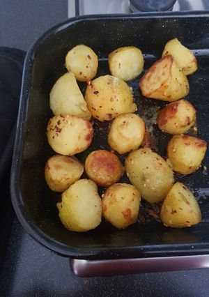 A picture of Roast potatoes with chilli flakes.