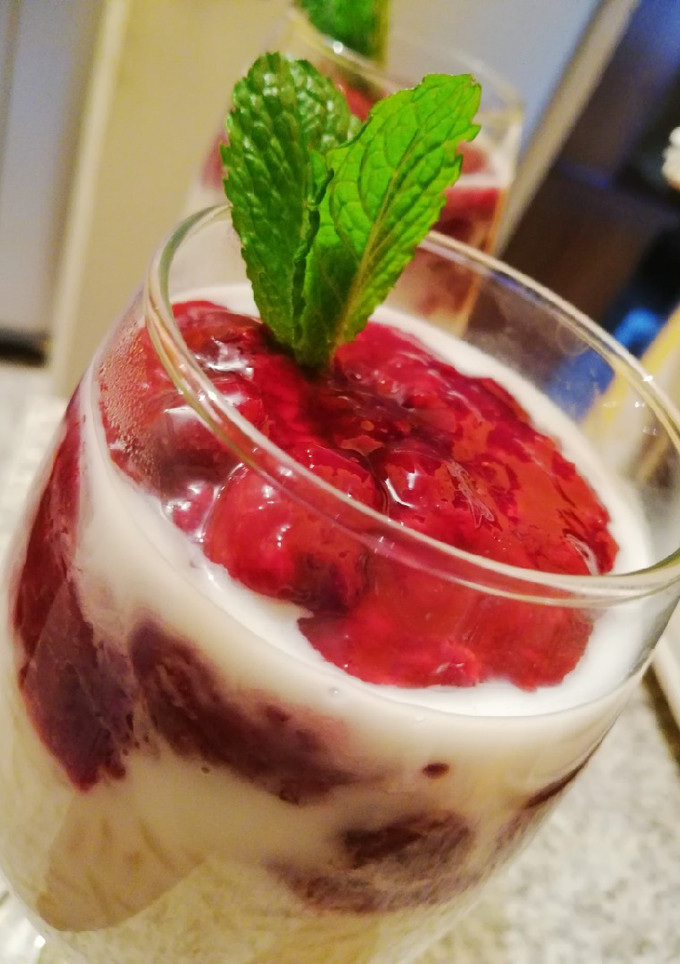 Una foto de Arroz con leche y salsa de frutos rojos🍚🍓🍒