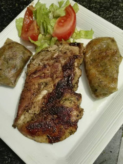 Una foto de Pechuga de pavo a la plancha a lo Mari y rollito de verdura 