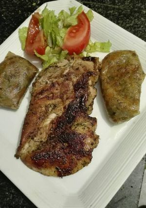 Una foto de Pechuga de pavo a la plancha a lo Mari y rollito de verdura 