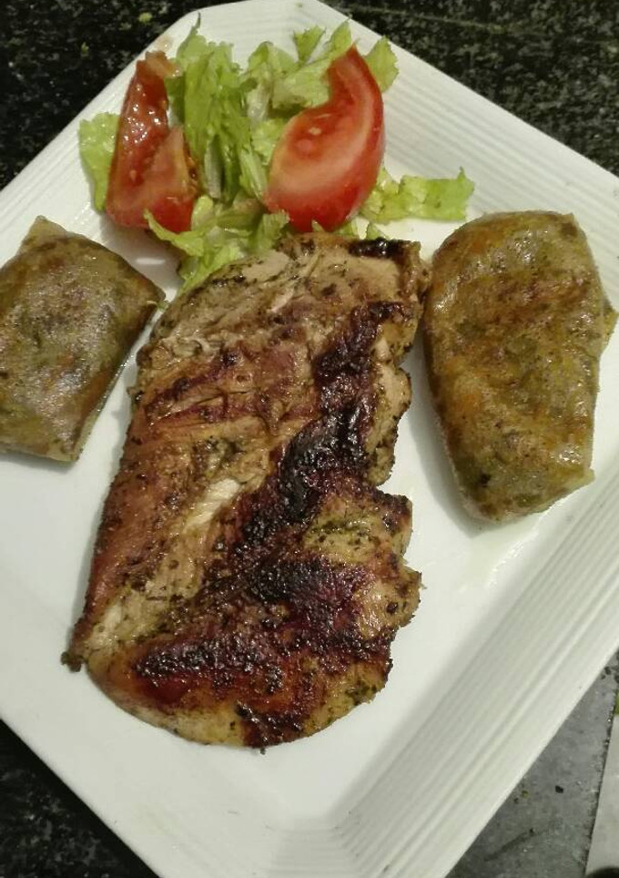 Una foto de Pechuga de pavo a la plancha a lo Mari y rollito de verdura 