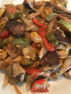 Una foto de Wok de verduras y pollo