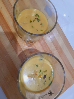 केसर बादाम ठंडाई(keasr badam thandai recipe in hindi) रेसिपी मुख्य फोटो