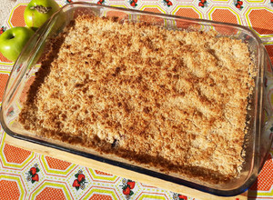 Una foto de Crumble de manzanas y arándanos
