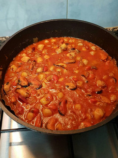Una foto de Zamburiñas y mejillones en salsa