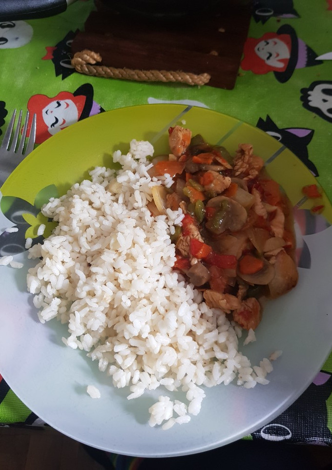 Una foto de Pollo con Verduras