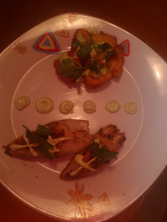 Una foto de Calamares rellenos a la plancha con quesitos fritos
