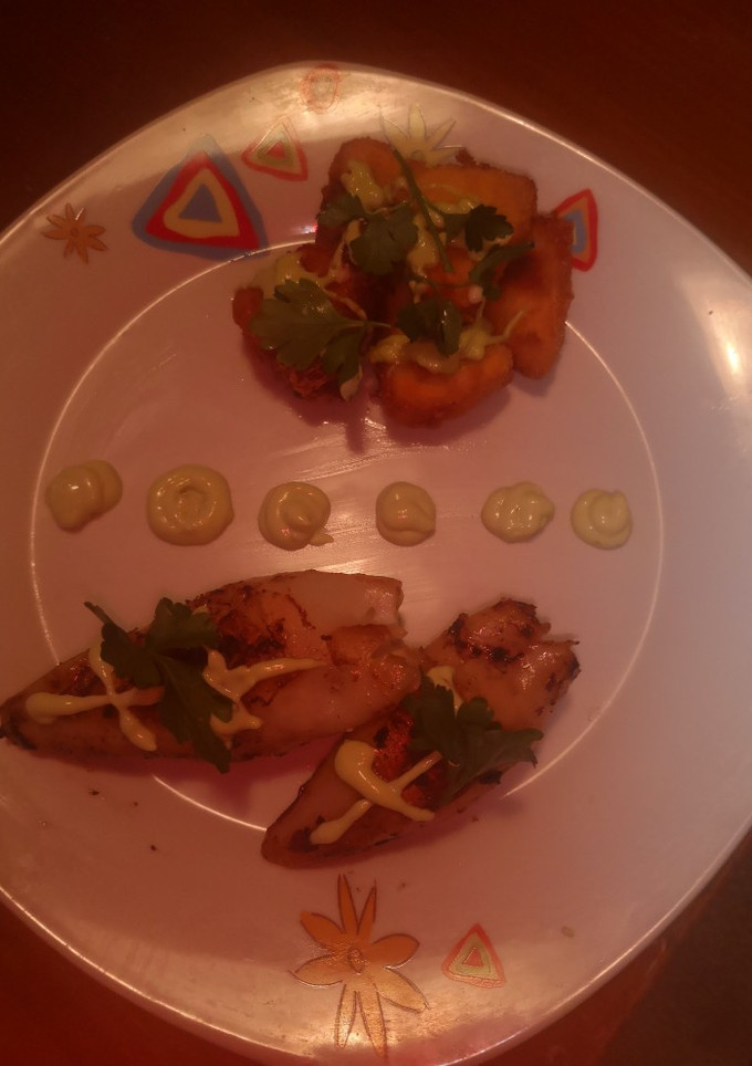 Una foto de Calamares rellenos a la plancha con quesitos fritos
