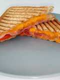Croque-grill au jambon cru et mimolette