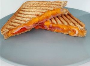 Une photo de Croque-grill au jambon cru et mimolette