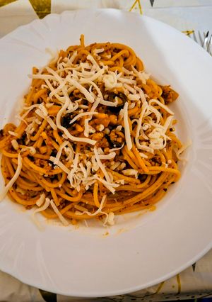 Spagetti kukoricàval, zöld olívabogyóval, fekete olívabogyòval reszelt sajttal 🍜🍜🍜 recept fotója