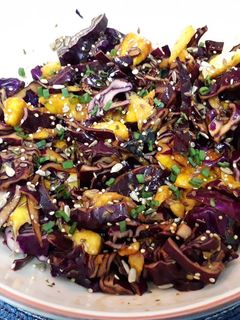 Una foto de Ensalada de Mango y Lombarda con salsa de Soja y Arándanos