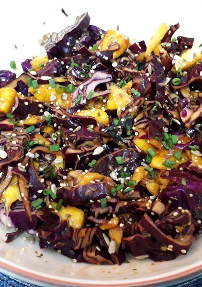 Una foto de Ensalada de Mango y Lombarda con salsa de Soja y Arándanos