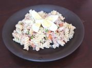 Una foto de ensalada de tornillos con atun