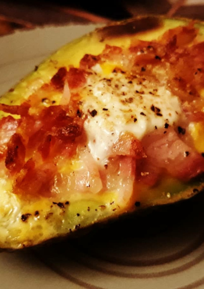 Una foto de Aguacate con huevo y virutas de panceta