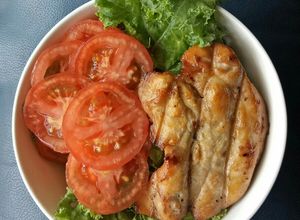 Hình của món Salad Kale và ức gà nướng.