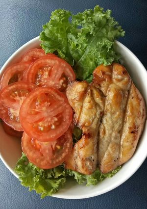 Hình của món Salad Kale và ức gà nướng.