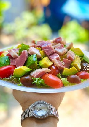 Hình của món Salad Bơ Thịt Giò Heo Xông Khói.