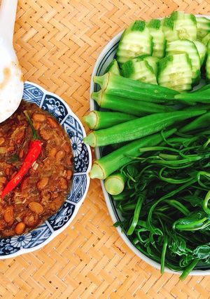 Hình của món Món chay “ tương hột xào sả + kèm rau chấm.