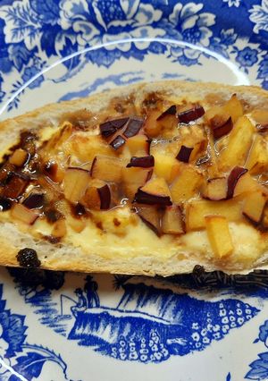 Una foto de Molletes (pan relleno con frutas)