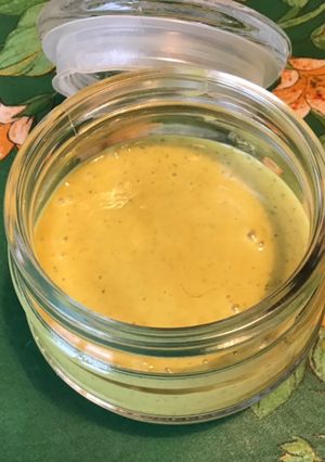 Une photo de Sauce salade sucrée salée à la moutarde américaine, melfor et huile de noix