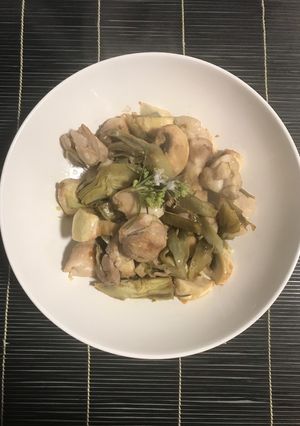 Una foto de Pollo cinco ingredientes:(pollo, alcachofa, champiñones, romero y limón 🍋)