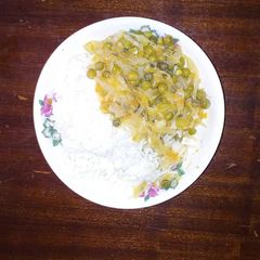 A picture of Peas stew served with boiled rice.