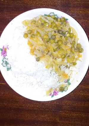 A picture of Peas stew served with boiled rice.