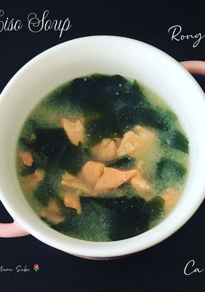 Hình của món Soup miso rong biển cá hồi.