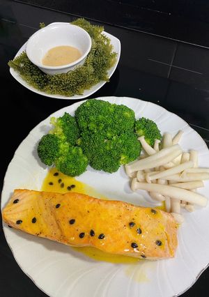 Hình của món Cá hồi áp chảo sốt chanh leo.