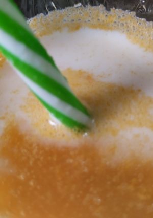 Una foto de Jugo🍯de melón🥛con leche🥛🧋🧃