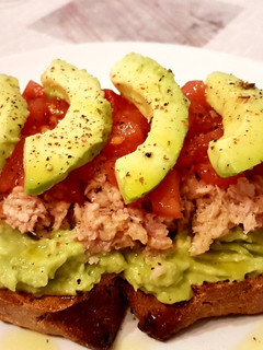 A picture of Tostada de aguacate 🥑atún🐟 y tomate🍅.