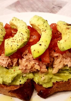 Una foto de Tostada de aguacate 🥑atún🐟 y tomate🍅