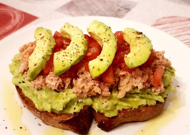 Tostada de aguacate 🥑atún🐟 y tomate🍅