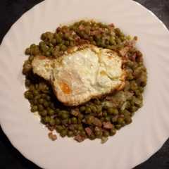 Una foto de Guisantes con huevo frito
