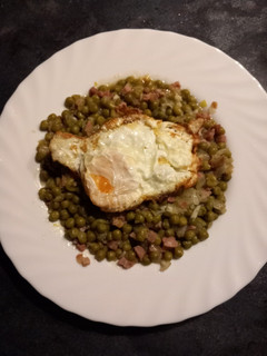 Una foto de Guisantes con huevo frito