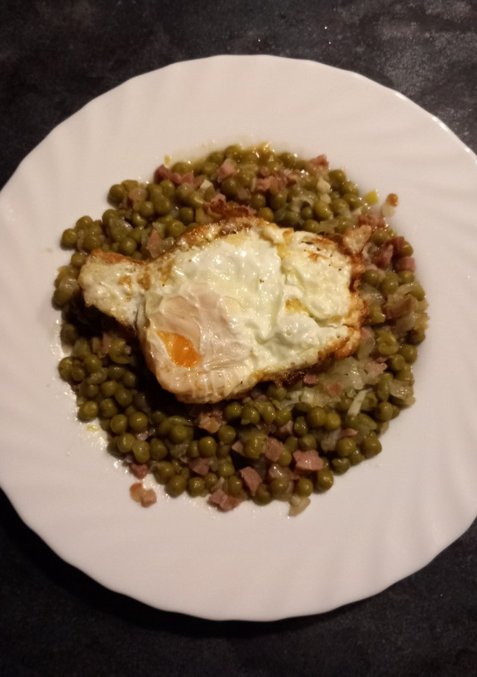 Una foto de Guisantes con huevo frito